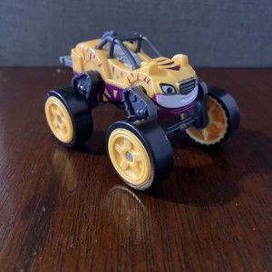 Nickelodeon Blaze & the Monster Machines Flip & Race Stripes Transforming Car